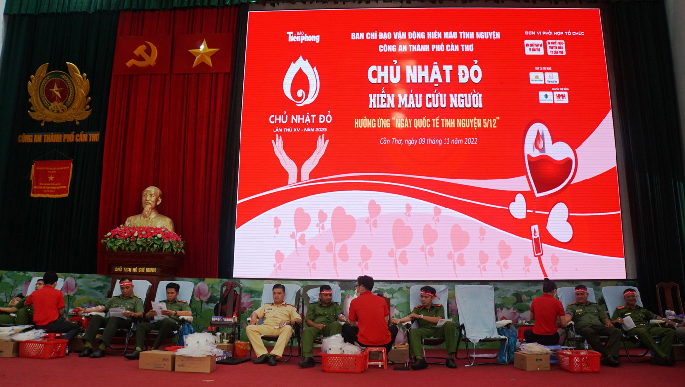 Từ sáng sớm, hàng trăm cán bộ, chiến sĩ công an thành phố đã có mặt tại hội trường Công an thành phố Cần Thơ để chia sẻ giọt máu của mình. Ảnh: Hòa Hội