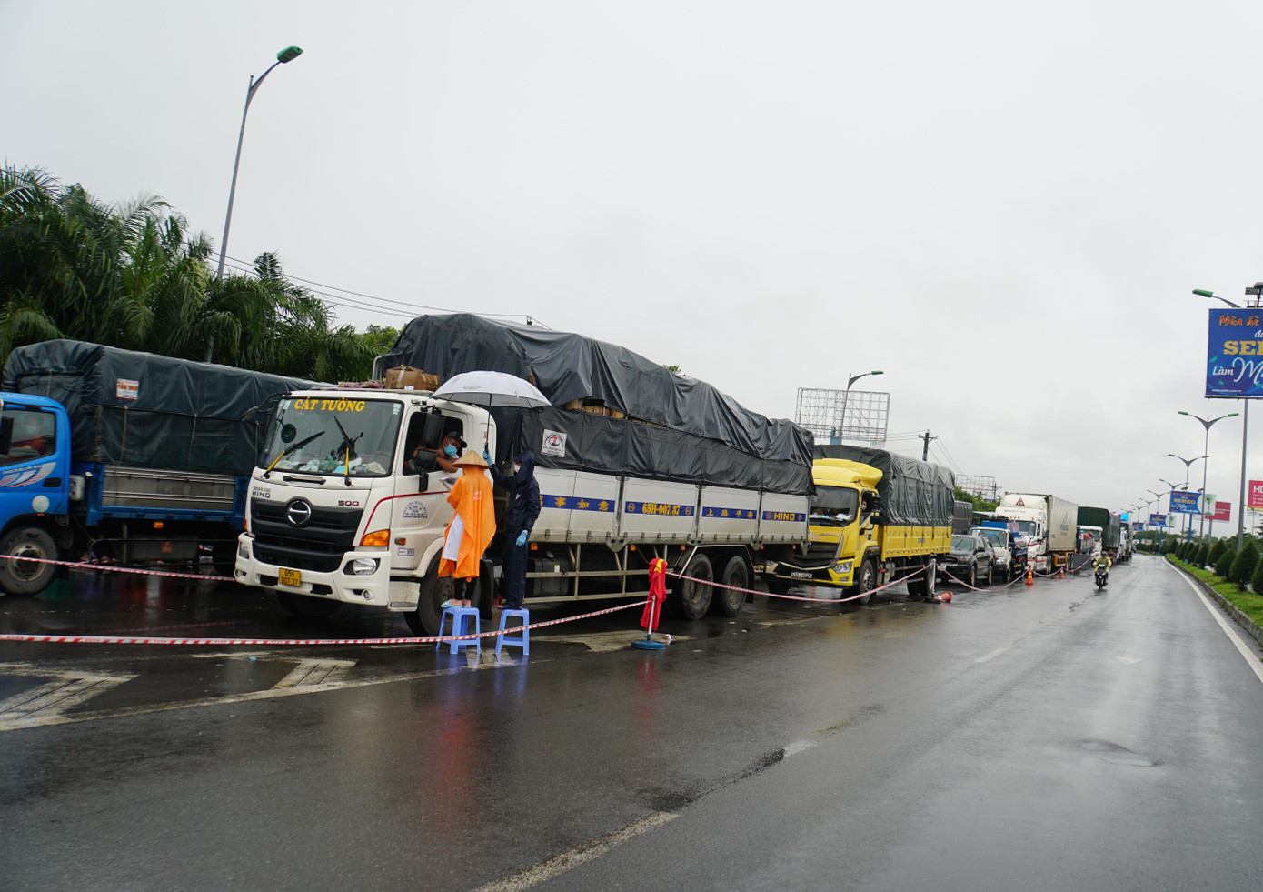 Theo quy định, xe vào thành phố yêu cầu có xét nghiệm âm tính với Sars-CoV-2, còn đối với tài xế trở về từ vùng dịch muốn vào thành phố phải đổi tài xế mới được vào.