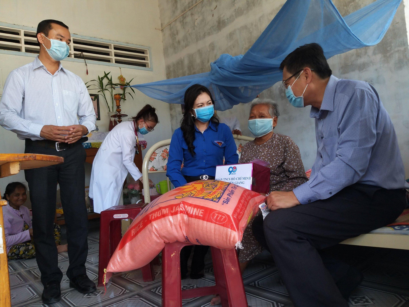 Thăm, tặng quà cho cụ già Thăm, tặng quà cho cụ già