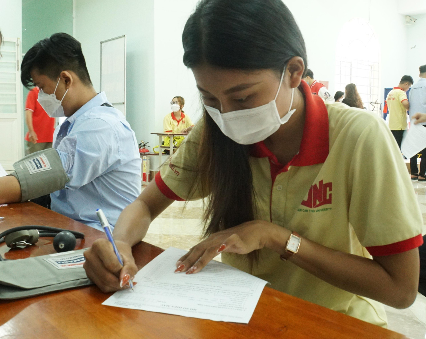 Bạn Thạch Thu Thảo, Hoa khôi trường đại học Nam Cần Thơ 2021 đến hiến máu. Thảo cho biết, hôm nay học cả buổi sáng nên tranh thủ giờ giải lao ra hiến máu. Thảo cho biết muốn chia sẻ giọt máu của mình cứu người, đồng thời lan tỏa tinh thần thiện nguyện để mọi người chung tay giúp xã hội tốt đẹp hơn. Bạn Thạch Thu Thảo, Hoa khôi trường đại học Nam Cần Thơ 2021 đến hiến máu. Thảo cho biết, hôm nay học cả buổi sáng nên tranh thủ giờ giải lao ra hiến máu. Thảo cho biết muốn chia sẻ giọt máu của mình cứu người, đồng thời lan tỏa tinh thần thiện nguyện để mọi người chung tay giúp xã hội tốt đẹp hơn.