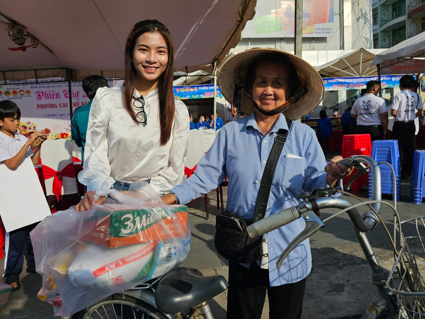 Hoa khôi Sinh viên TP Cần Thơ 2024 Phan Lê Kim Ngọc hỗ trợ mang quà Tết ra xe cho người dân. Ảnh: Hòa Hội Hoa khôi Sinh viên TP Cần Thơ 2024 Phan Lê Kim Ngọc hỗ trợ mang quà Tết ra xe cho người dân. Ảnh: Hòa Hội