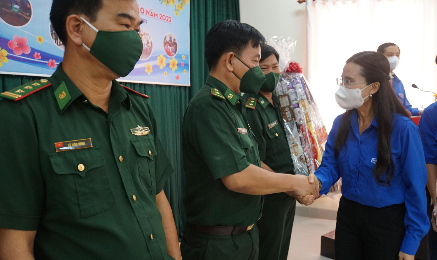 Chị Nguyễn Phạm Duy Trang động viên chiến sĩ. - Ảnh: Hòa Hội Chị Nguyễn Phạm Duy Trang động viên chiến sĩ. - Ảnh: Hòa Hội