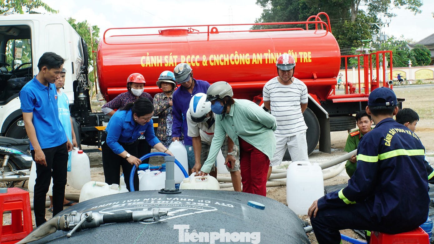 Từ đầu tháng 4 tới nay, Đoàn các cấp trong tỉnh đã thành lập các đội thanh niên xung kích giúp vận chuyển nước ngọt cho bà con khó khăn, người già, neo đơn; đồng thời vận động bồn chứa, nước ngọt sinh hoạt, nước uống cho người dân vùng mặn. “Chúng tôi hiểu rằng đâu cần thanh niên có, việc gì khó có thanh niên, và tinh thần hành động khi Tổ quốc cần là truyền thống, lý tưởng của nhiều thế hệ đi trước. Đồng thời, thông qua những tấm gương người tốt việc tốt mà trong hành trình phát huy sức trẻ này đã giúp tuổi trẻ Bến Tre nhận thấy phải sống trách nhiệm, nỗ lực cống hiến nhiều hơn”, chị Lâm Như Quỳnh chia sẻ. Ảnh: Hòa Hội