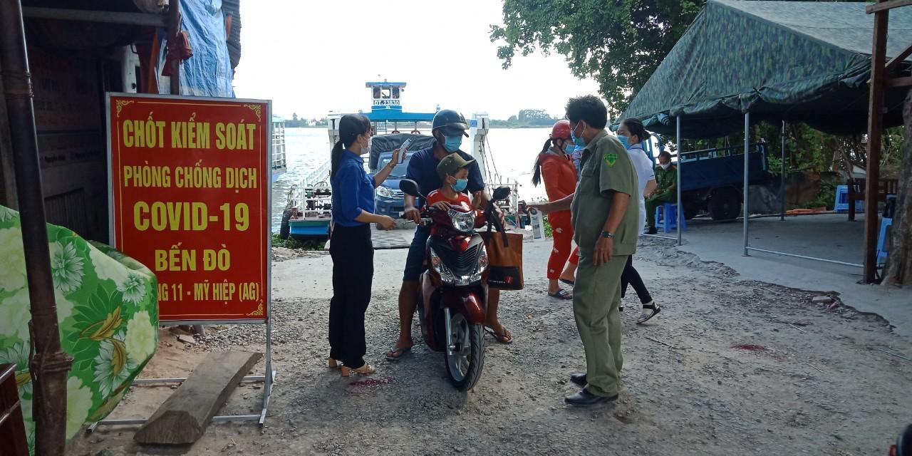 Chốt kiểm soát dịch COVID-19 trên địa bàn tỉnh Đồng Tháp. - Ảnh: TĐ ĐT