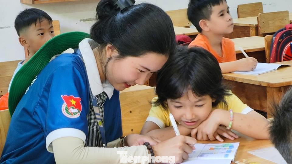 Chiến sĩ tình nguyện hướng dẫn học sinh ôn tập hè.