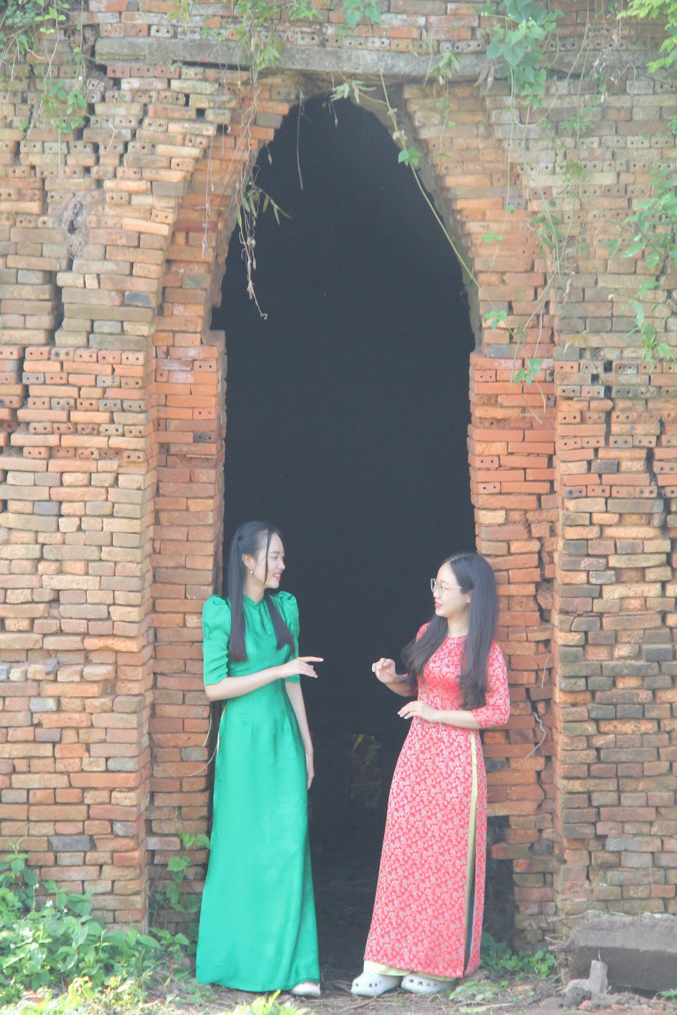 Bạn trẻ tạo dáng chụp ảnh.