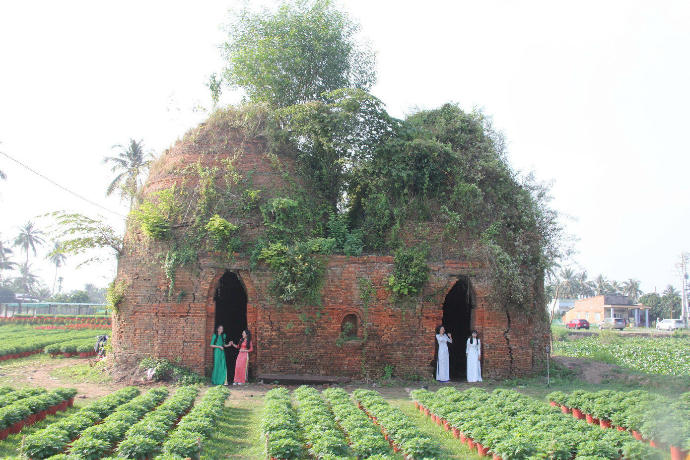 Bên trong lò gạch cũ.