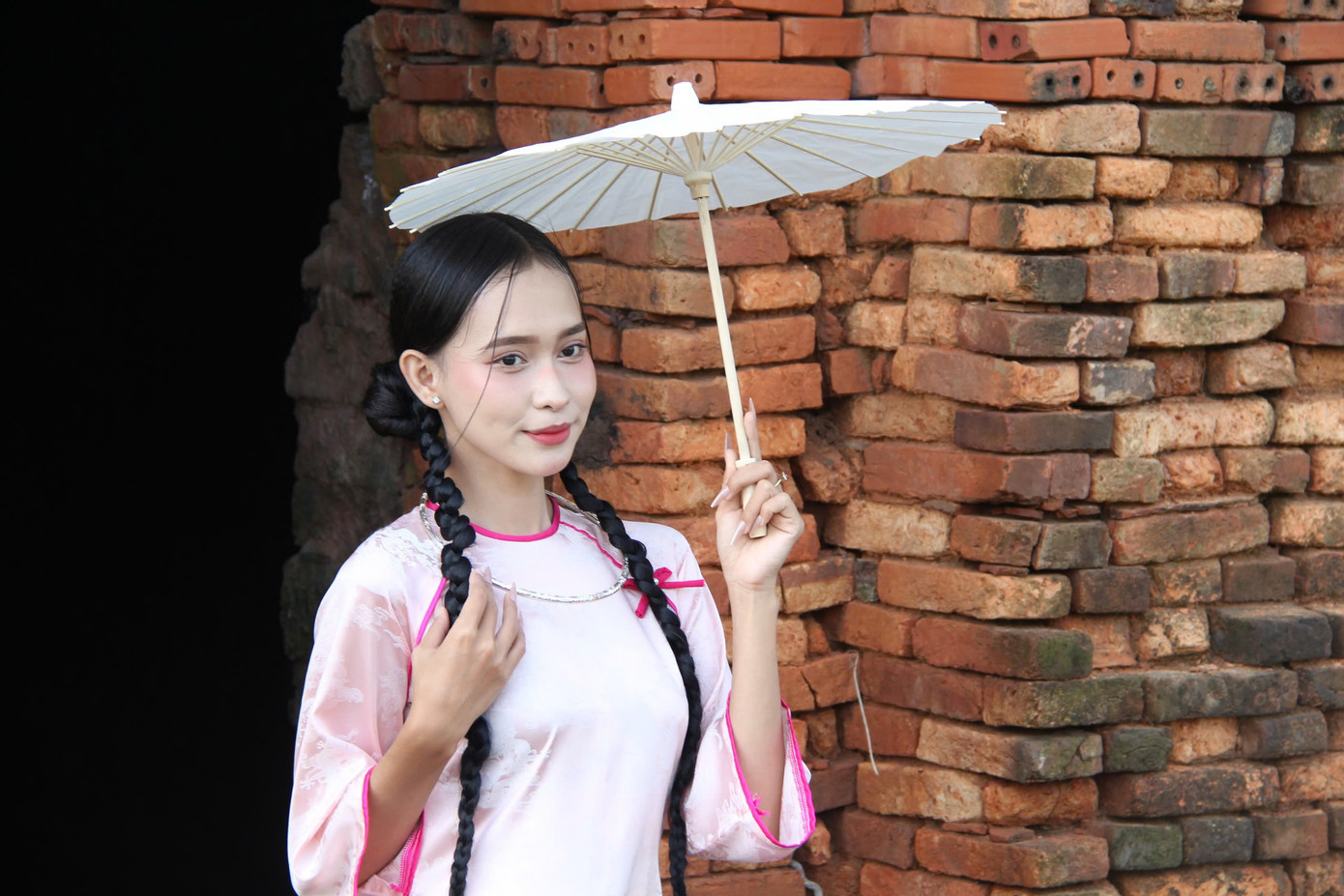 Bạn trẻ chụp ảnh bên lò gạch cũ.