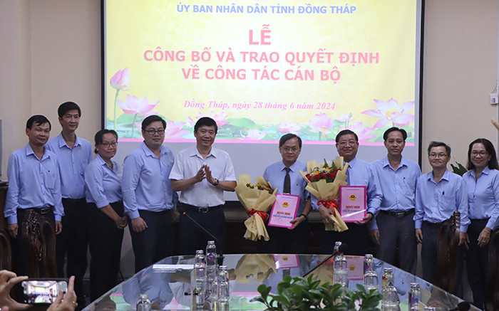 Ông Trương Hòa Châu và ông Nguyễn Văn Cẩn nhận quyết định nghỉ hưu. Ông Trương Hòa Châu và ông Nguyễn Văn Cẩn nhận quyết định nghỉ hưu.