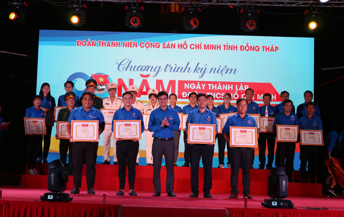 Anh Bùi Quang Huy, Bí thư thường trực Trung ương Đoàn tặng Bằng khen cho cán bộ Đoàn. - Ảnh: TĐ ĐT Anh Bùi Quang Huy, Bí thư thường trực Trung ương Đoàn tặng Bằng khen cho cán bộ Đoàn. - Ảnh: TĐ ĐT