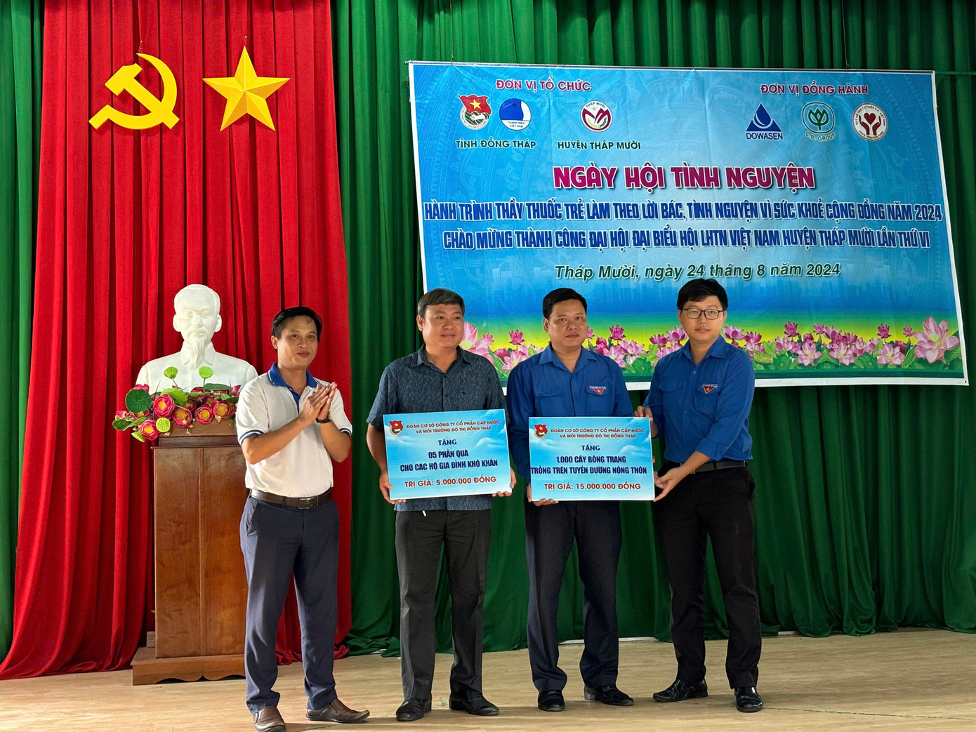 Trao tặng quà và cây cho địa phương.