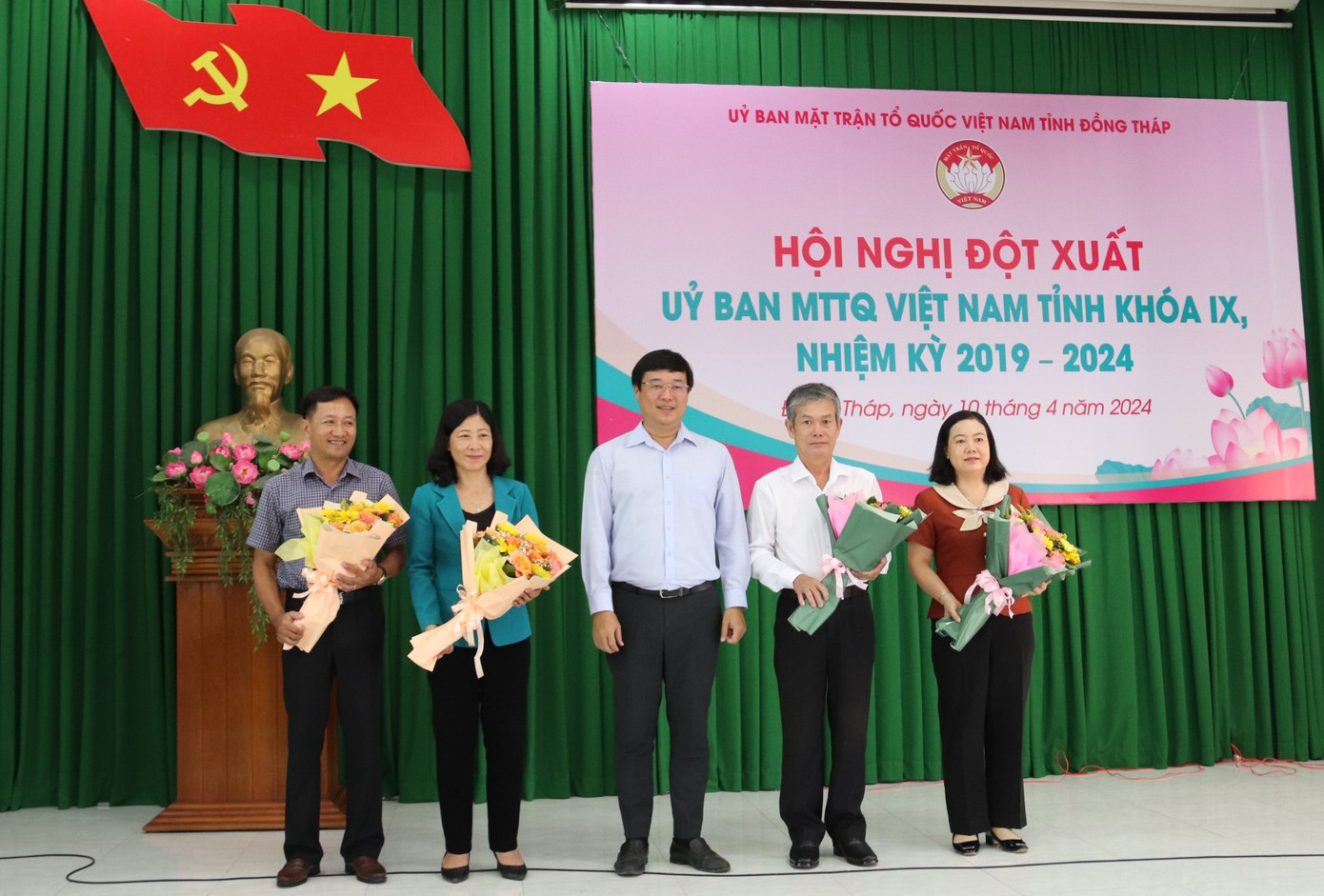 Bí thư Tỉnh uỷ Đồng Tháp Lê Quốc Phong tặng hoa chúc mừng tân Chủ tịch Uỷ ban MTTQ Việt Nam tỉnh Đồng Tháp và 3 tân Uỷ viên Ủy ban MTTQ Việt Nam tỉnh. Bí thư Tỉnh uỷ Đồng Tháp Lê Quốc Phong tặng hoa chúc mừng tân Chủ tịch Uỷ ban MTTQ Việt Nam tỉnh Đồng Tháp và 3 tân Uỷ viên Ủy ban MTTQ Việt Nam tỉnh.