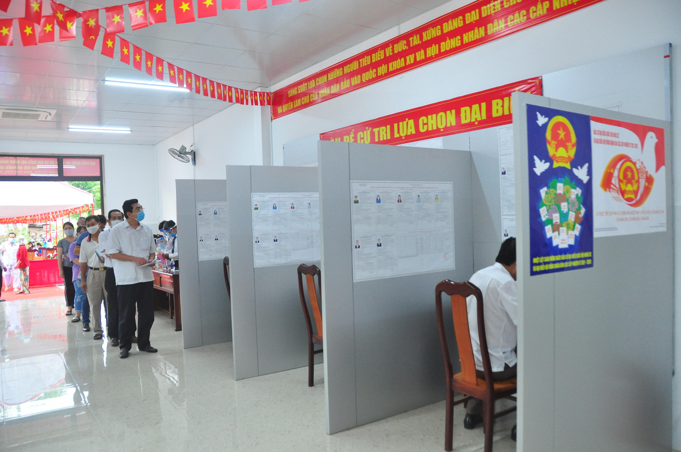 Cử tri tham gia bỏ phiếu tại phường Cái Khế, quận Ninh Kiều, TP Cần Thơ. - Ảnh: Hòa Hội