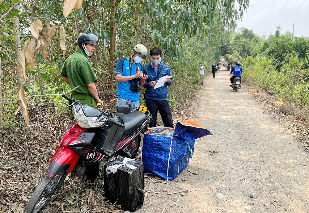 Xe máy và thuốc lá lậu đối tượng bỏ lại thoát thân