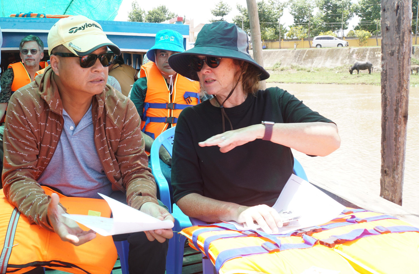 Bà Carolyn Turk trong chuyến khảo sát dự án sinh kế mùa lũ tại Đồng Tháp. Bà Carolyn Turk trong chuyến khảo sát dự án sinh kế mùa lũ tại Đồng Tháp.