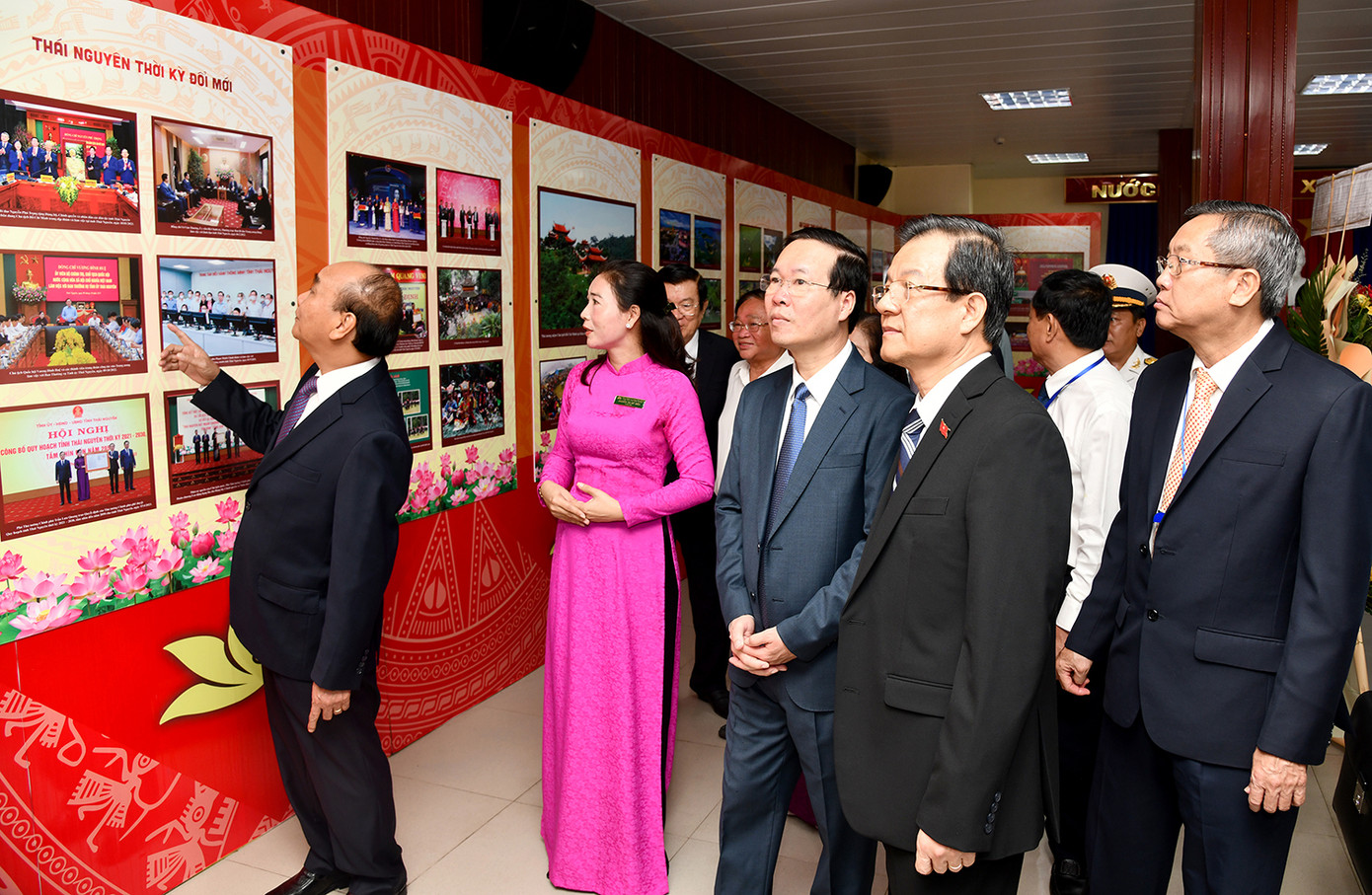 Các đại biểu xem ảnh tư liệu về Bác Tôn.