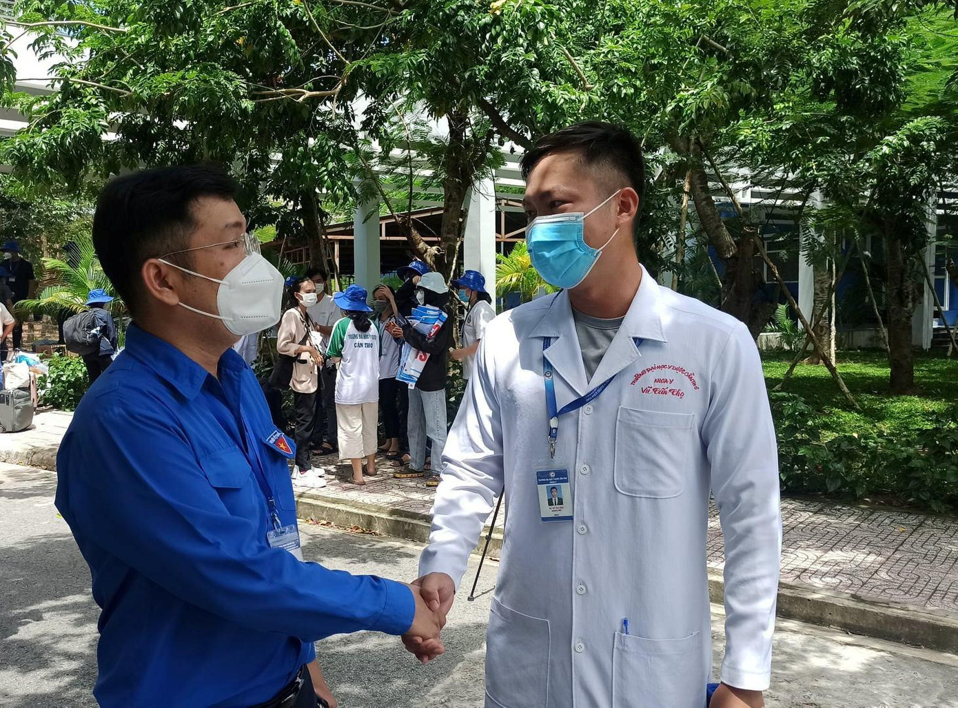 Anh Lâm Văn Tân, Phó Bí thư Thành đoàn Cần Thơ động viên Bác sỹ làm nhiệm vụ chống dịch