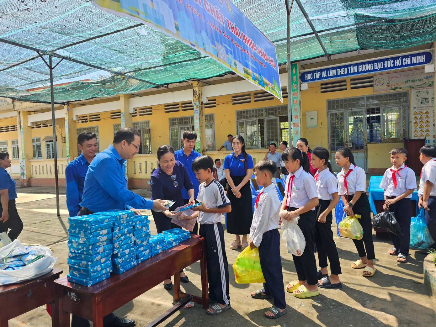 Tổ chức chương trình đổi rác lấy quà cho học sinh vùng sâu tại Đồng Tháp.