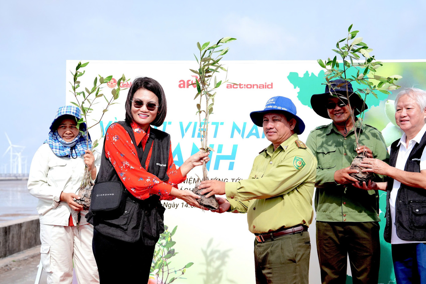 Ban tổ chức trao tặng cây xanh cho kiểm lâm địa phương.