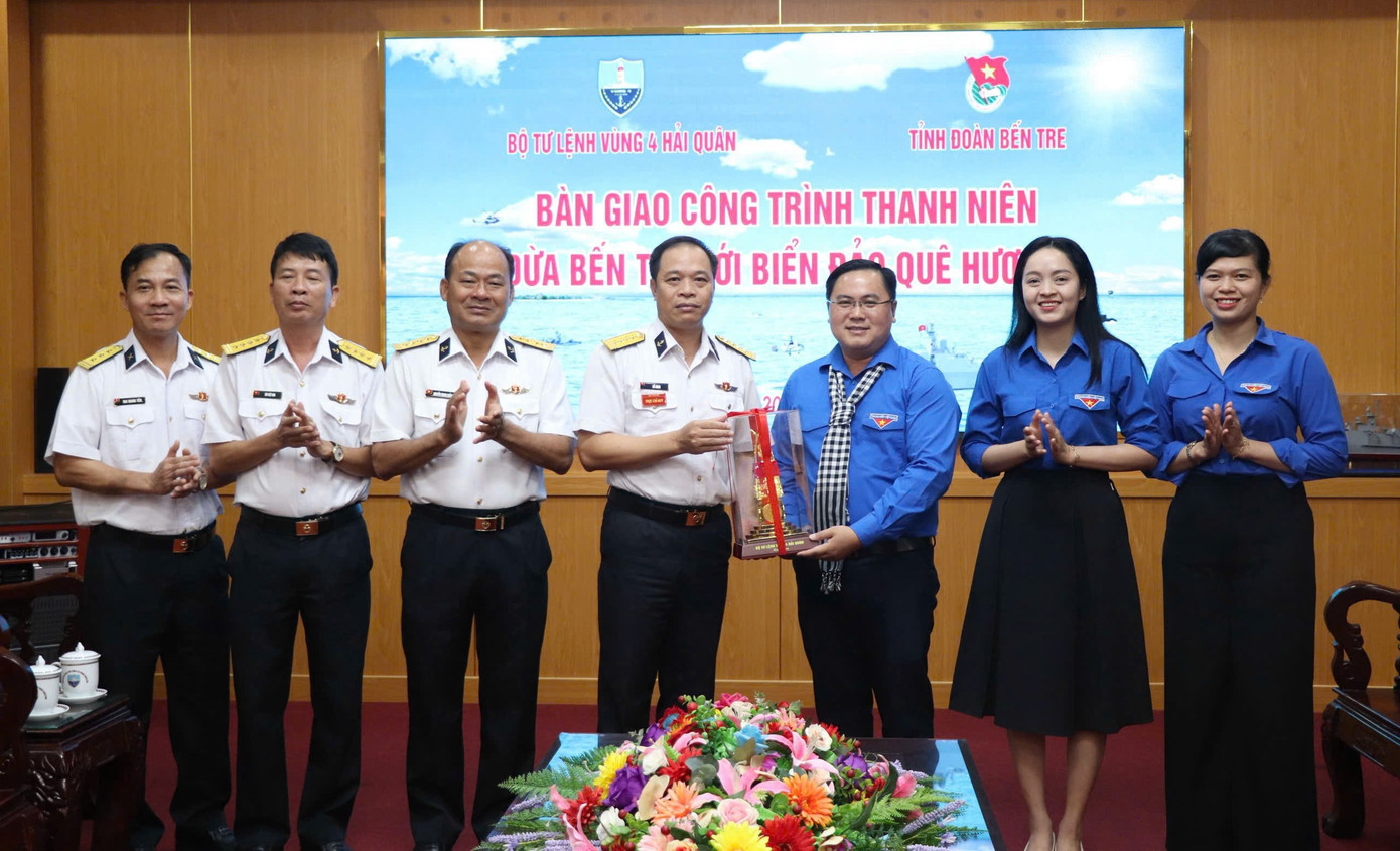 Tỉnh Đoàn Bến Tre tặng 4.000 cây dừa nhằm phủ xanh Trường Sa. Tỉnh Đoàn Bến Tre tặng 4.000 cây dừa nhằm phủ xanh Trường Sa.