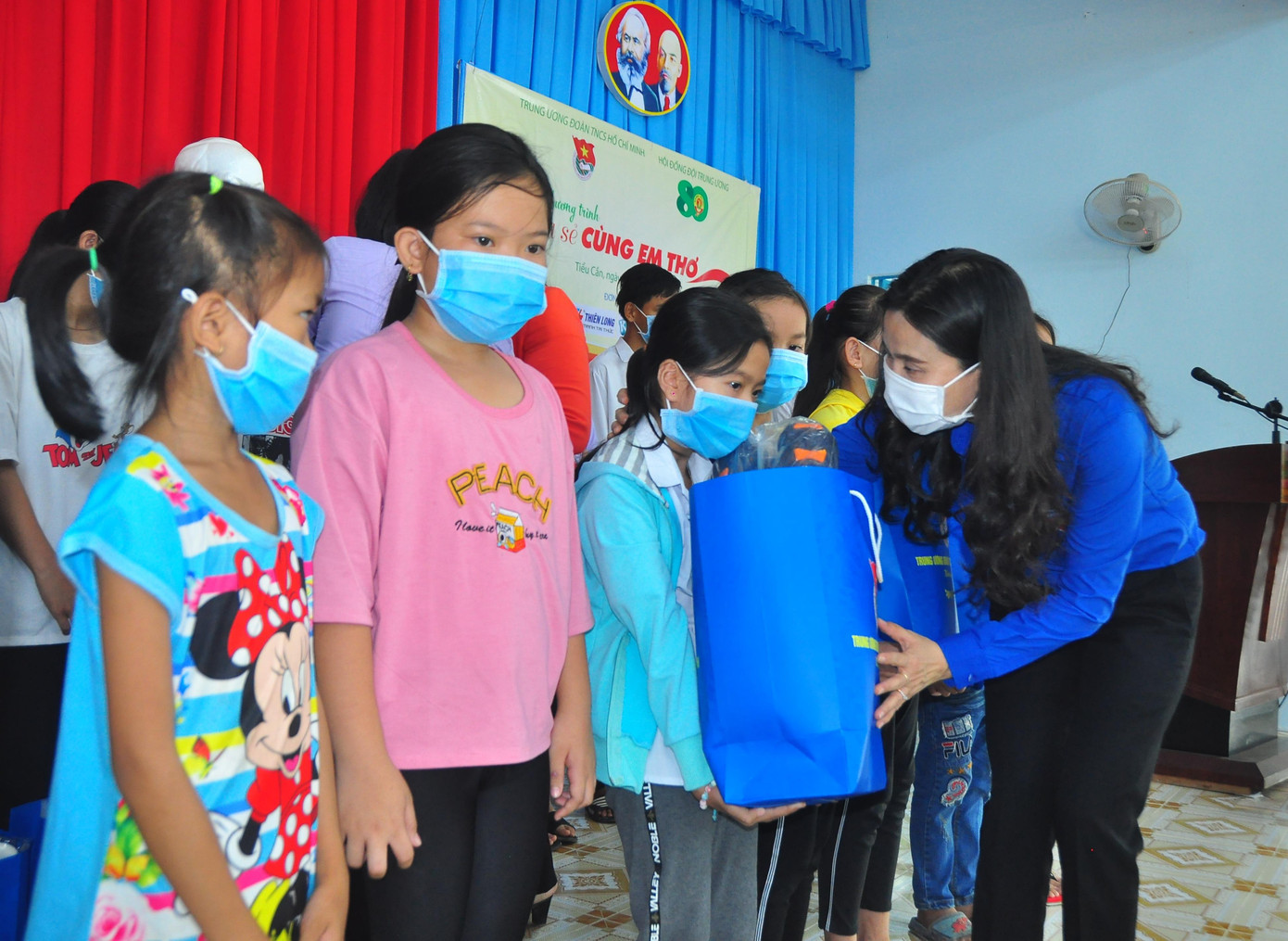 Chị Nguyễn Phạm Duy Trang, Phó Chủ tịch Thường trực Hội Đồng Đội Trung ương tặng quà cho học sinh. - Ảnh: Hòa Hội