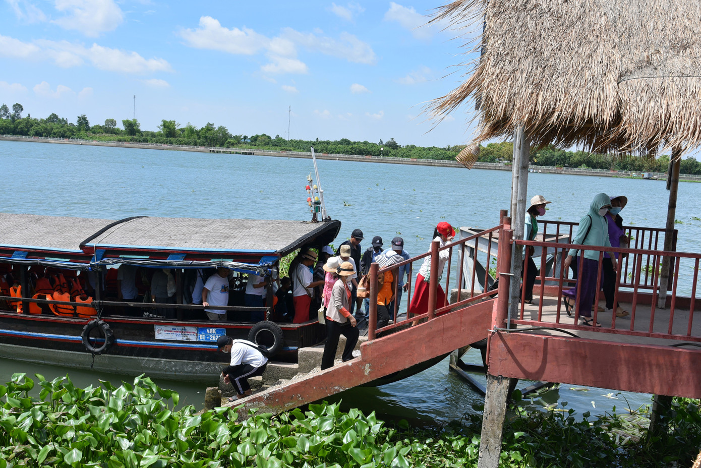 Cù lao Tân Thuận Đông (TP. Cao Lãnh, Đồng Tháp) nằm tách biệt đất liền, không khí trong lành, được bao bọc bởi sông Tiền, đất đai màu mỡ, thuận lợi cho việc phát triển các loại cây ăn trái. Trong ảnh, khách đến cù lao Tân Thuận Đông.