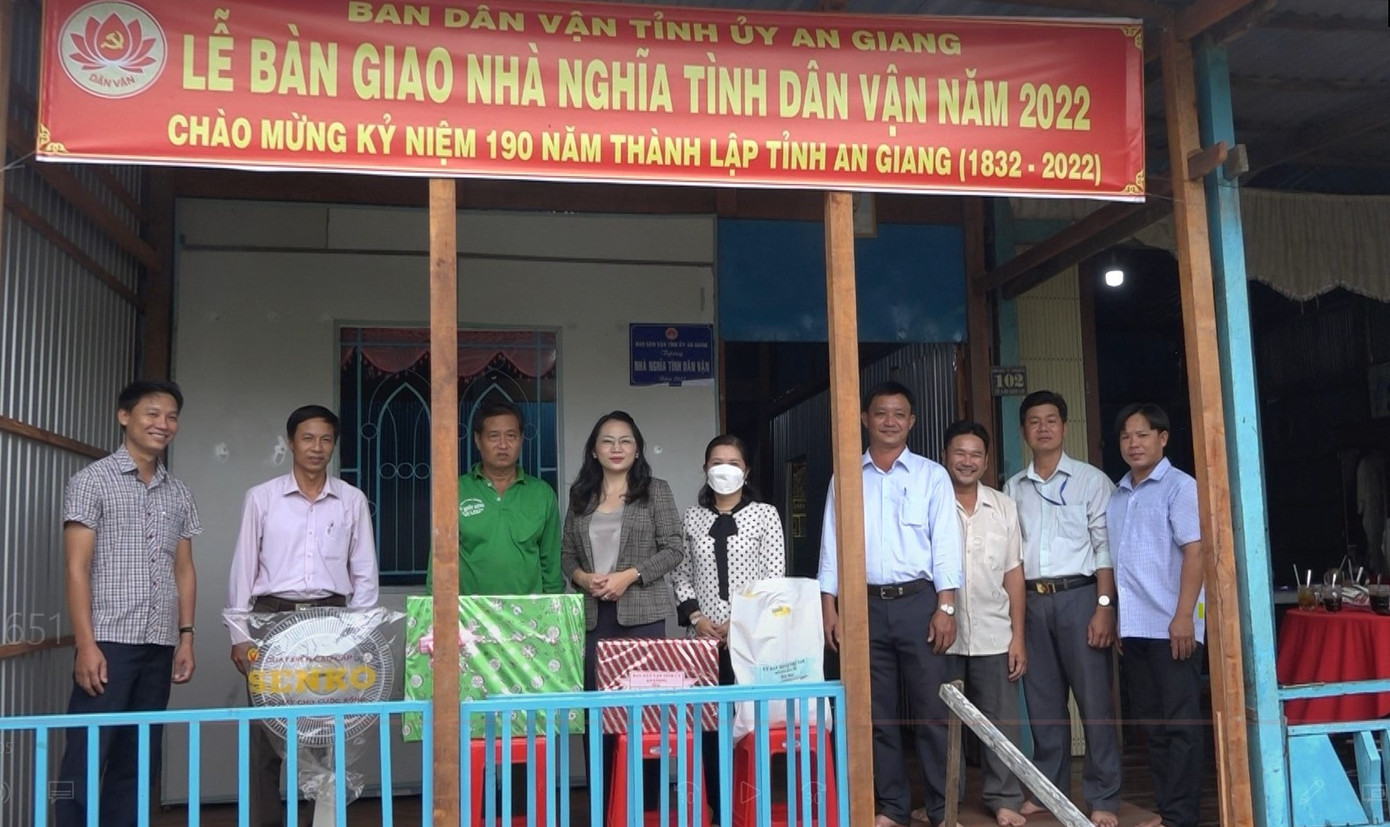 Bà Võ Thị Thủy Tiên, Phó trưởng Ban Dân vận Tỉnh ủy An Giang (thứ 4 từ trái sang) cùng chính quyền địa phương trao nhà 'Nghĩa tình Dân vận' cho ông Võ Thanh Tư (áo xanh). Bà Võ Thị Thủy Tiên, Phó trưởng Ban Dân vận Tỉnh ủy An Giang (thứ 4 từ trái sang) cùng chính quyền địa phương trao nhà 'Nghĩa tình Dân vận' cho ông Võ Thanh Tư (áo xanh).