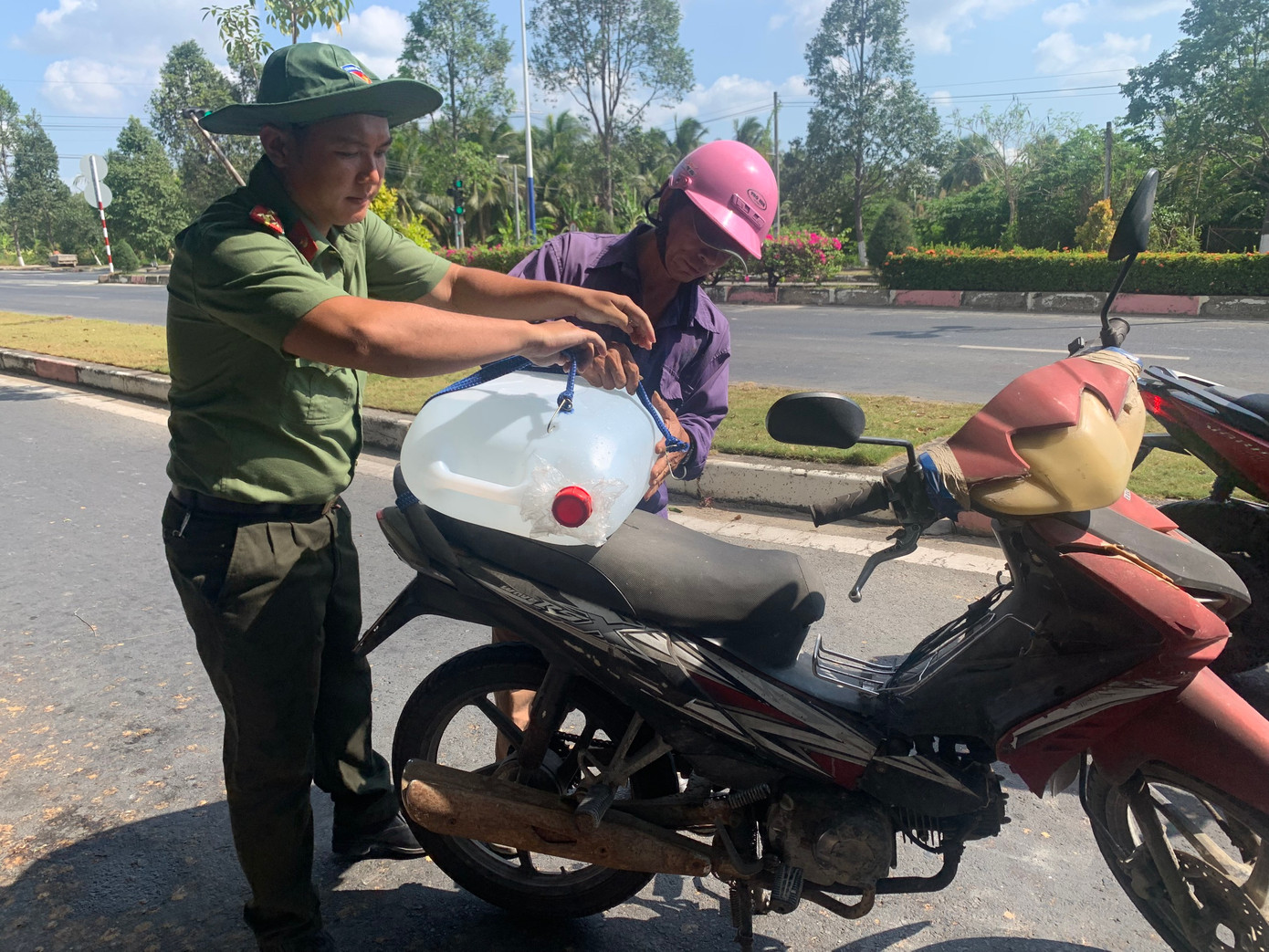 Hoạt động thiết thực này của cán bộ chiến sĩ Công an tỉnh Bến Tre đã phần nào hỗ trợ cho Nhân dân các địa phương trong tỉnh Bến Tre đang bị ảnh hưởng bởi hạn, mặn có nước ngọt sinh hoạt, giảm bớt khó khăn trong giai đoạn hiện nay. Từ đó lan tỏa hình ảnh đẹp về người chiến sĩ công an trong lòng nhân dân.