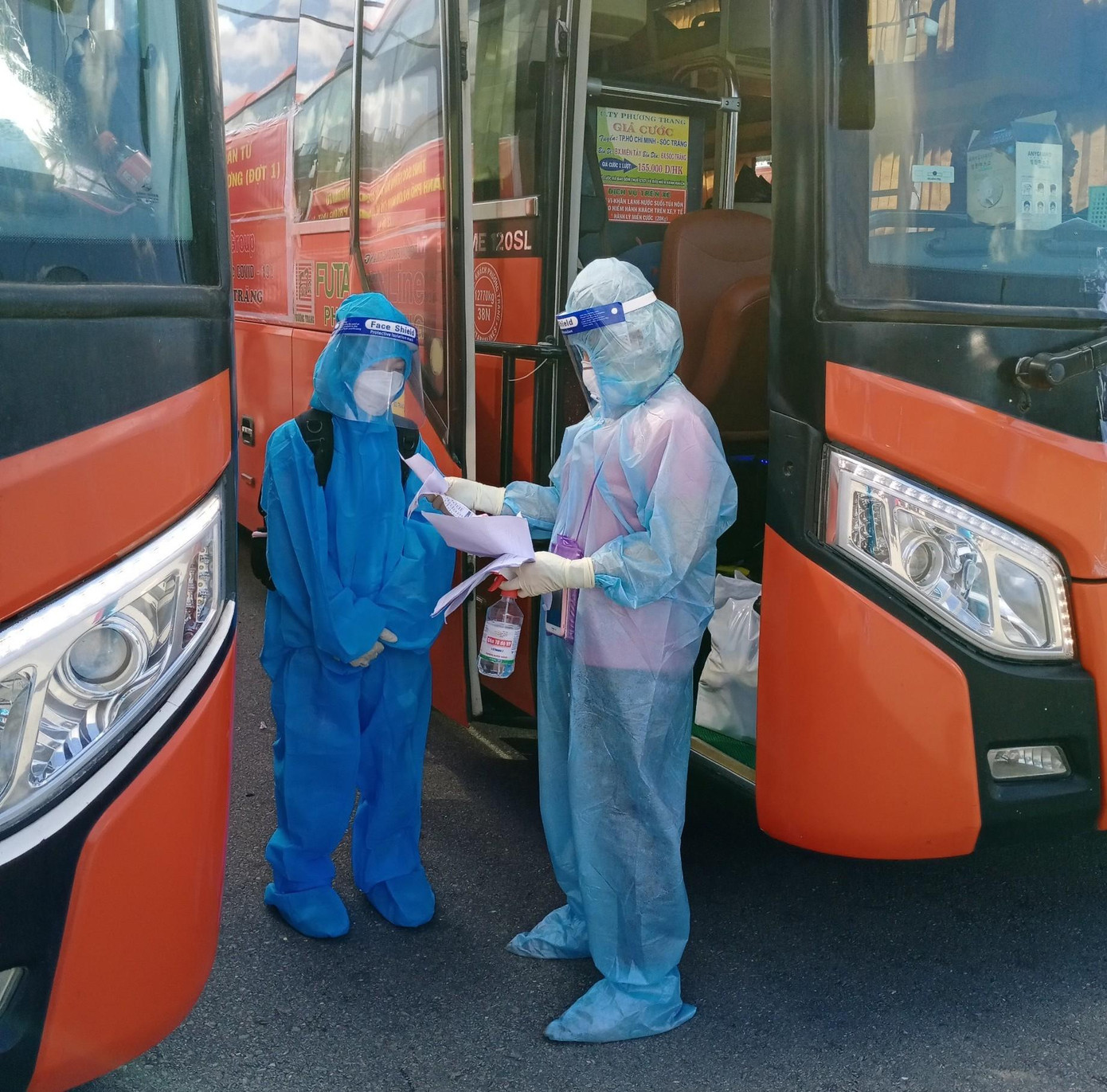 Người dân làm thủ tục lên xe tại bến xe miền Tây