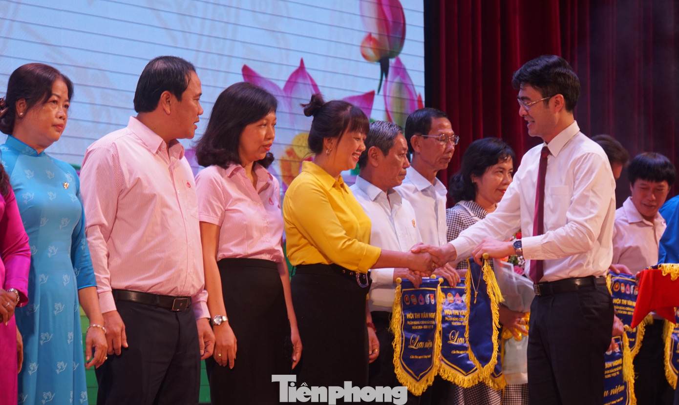 Lãnh đạo Ngân hàng chính sách xã hội tặng cờ cho các đội thi. Ảnh: Hòa Hội