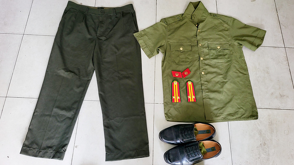 Bộ quân phục Hiếu mua trên mạng. Ảnh: Công an cung cấp.