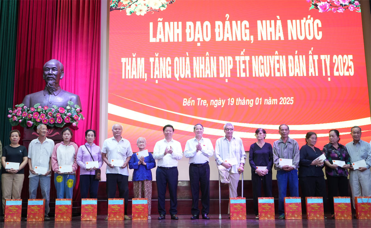 Phó Chủ tịch Quốc hội Nguyễn Đức Hải và Phó Bí thư Thường trực Tỉnh ủy Bến Tre Trần Thanh Lâm trao quà cho các hộ gia đình chính sách, công nhân lao động khó khăn. (Ảnh: Phương Thảo) Phó Chủ tịch Quốc hội Nguyễn Đức Hải và Phó Bí thư Thường trực Tỉnh ủy Bến Tre Trần Thanh Lâm trao quà cho các hộ gia đình chính sách, công nhân lao động khó khăn. (Ảnh: Phương Thảo)