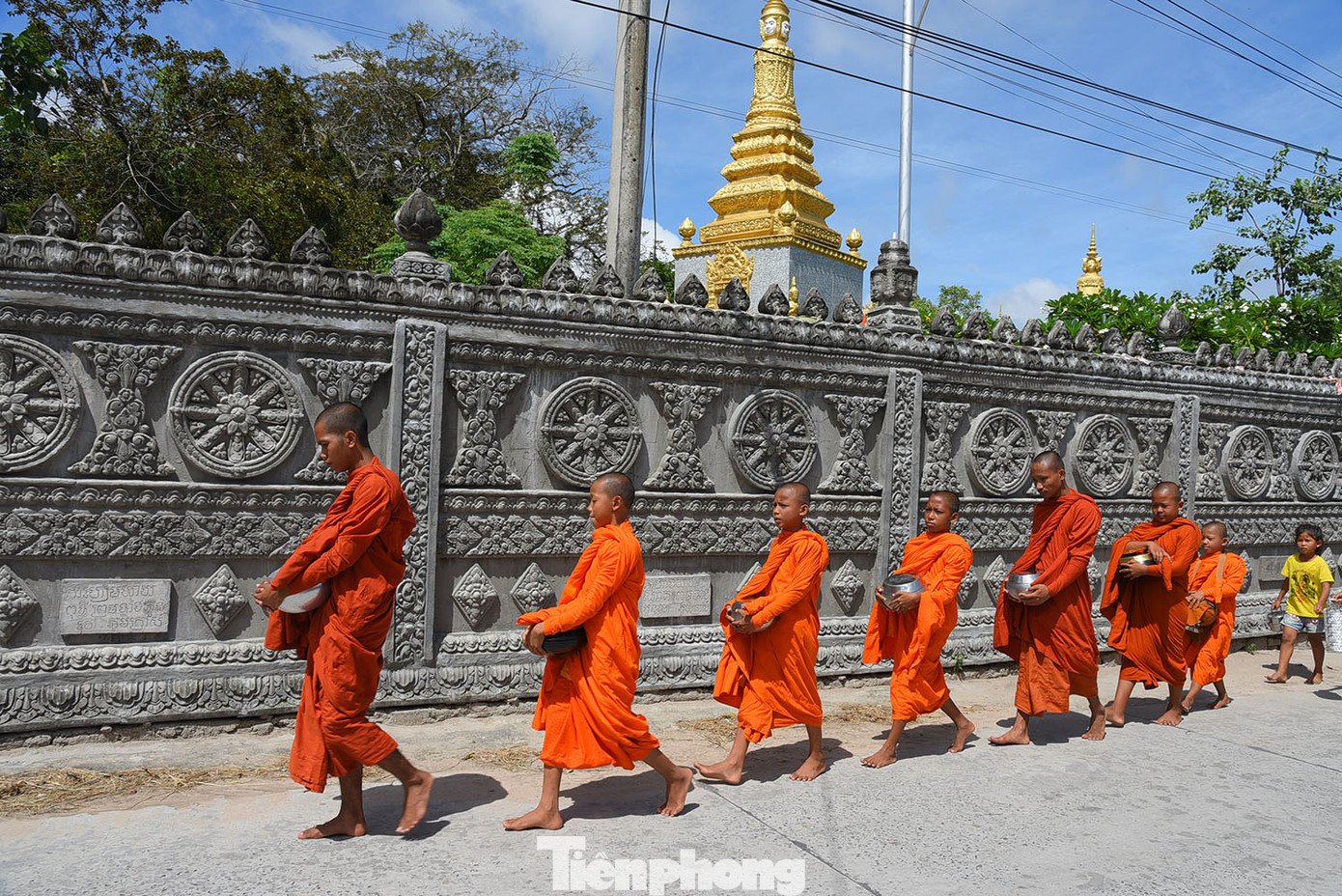 Các nhà sư đi khất thực. Ảnh: Hòa Hội.