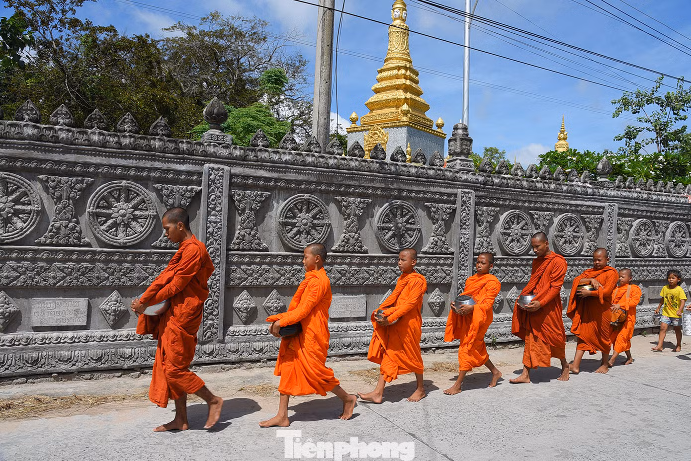 Các nhà sư đi khất thực. Ảnh: Hòa Hội.