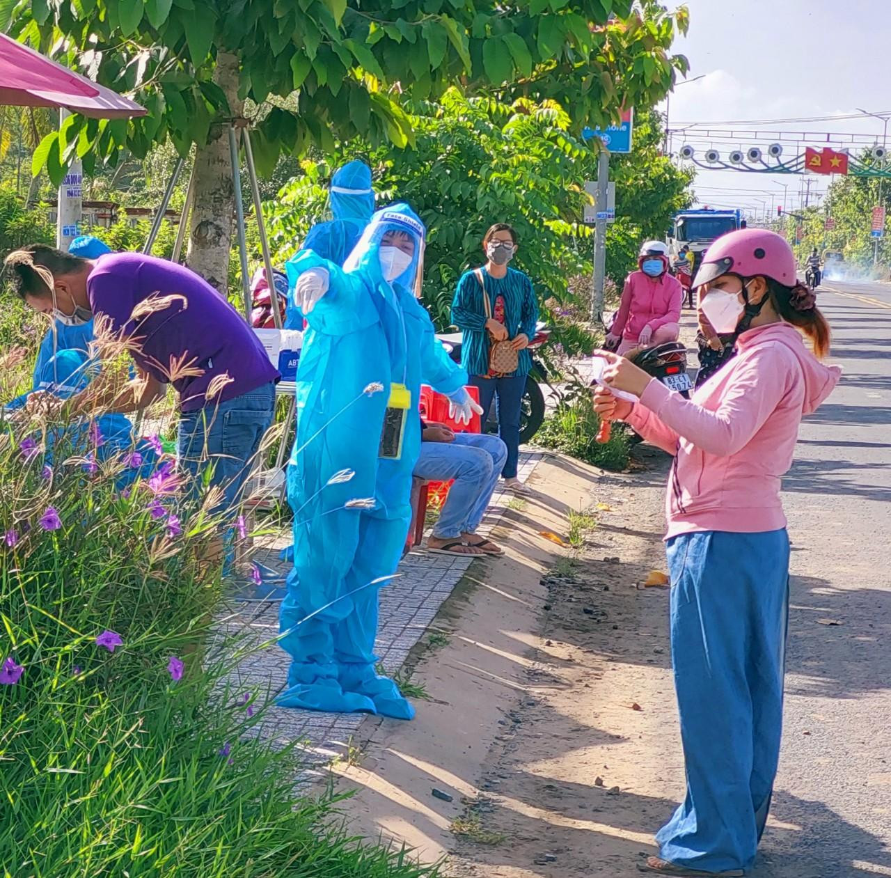 Xét nghiệm COVID-19 cho người dân tại Sóc Trăng Xét nghiệm COVID-19 cho người dân tại Sóc Trăng