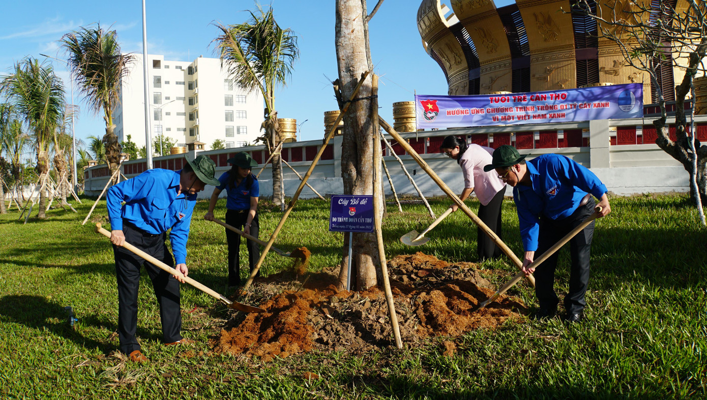 Lãnh đạo UBND thành phố Cần Thơ trồng cây lưu niệm tại đền thờ các Vua Hùng. - Ảnh: Hòa Hội