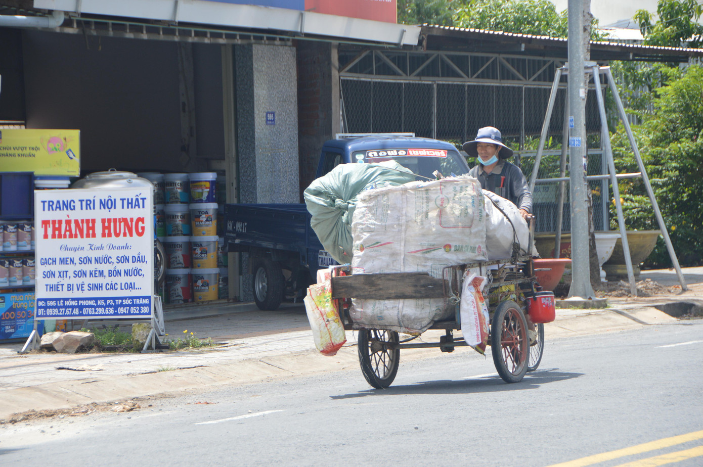 Người dân bắt đầu đi lại mua bán