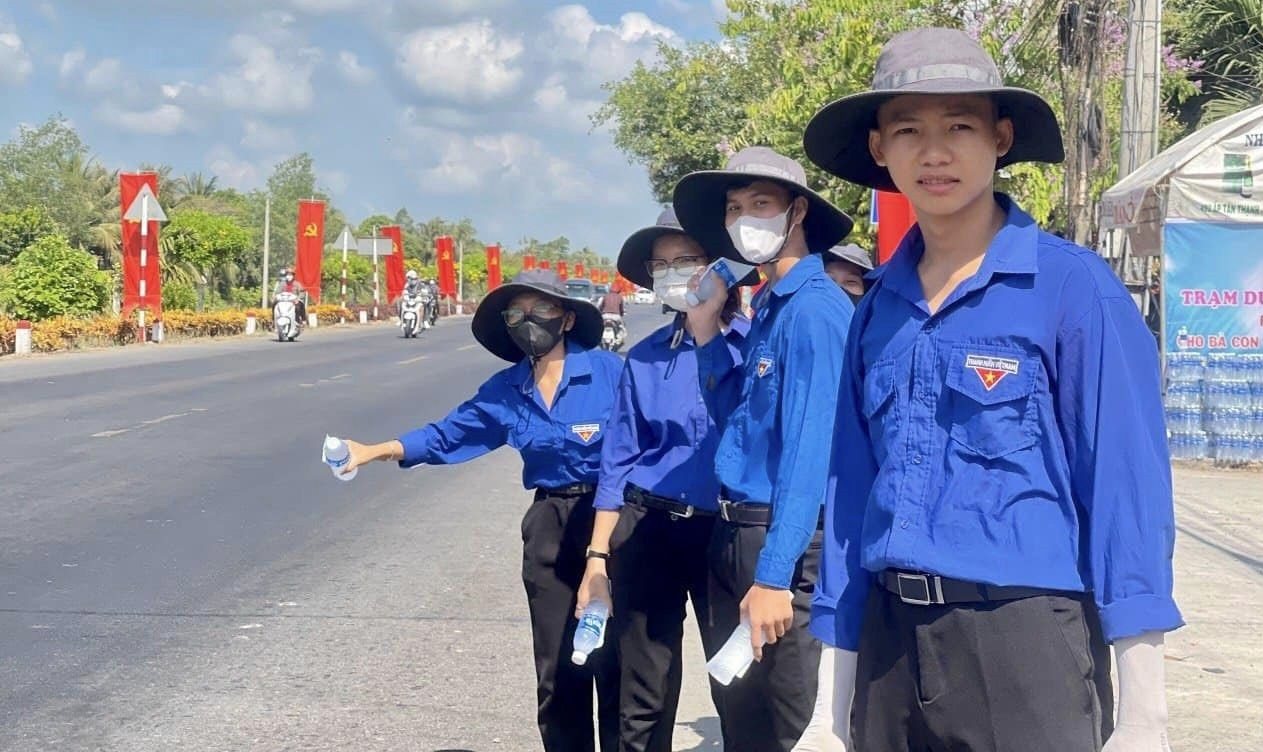Đoàn viên thanh niên tỉnh Đồng Tháp tổ chức "Trạm dừng chân nghĩa tình" tặng nước suối cho bà con trên đường về quê dịp lễ 30/4 - 01/7. Ảnh: TĐ ĐT