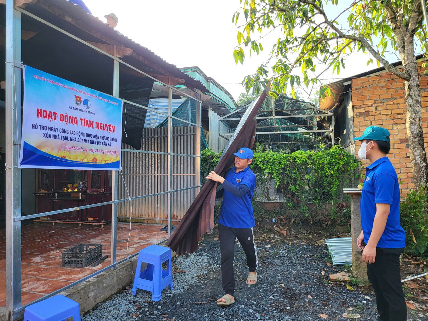 Đội hình Xóa nhà tạm của đoàn viên thanh niên xã Tân Khánh Trung, huyện Lấp Vò, Đồng Tháp góp công xây, sửa nhà cho người khó khăn, hộ nghèo. Đội hình Xóa nhà tạm của đoàn viên thanh niên xã Tân Khánh Trung, huyện Lấp Vò, Đồng Tháp góp công xây, sửa nhà cho người khó khăn, hộ nghèo.