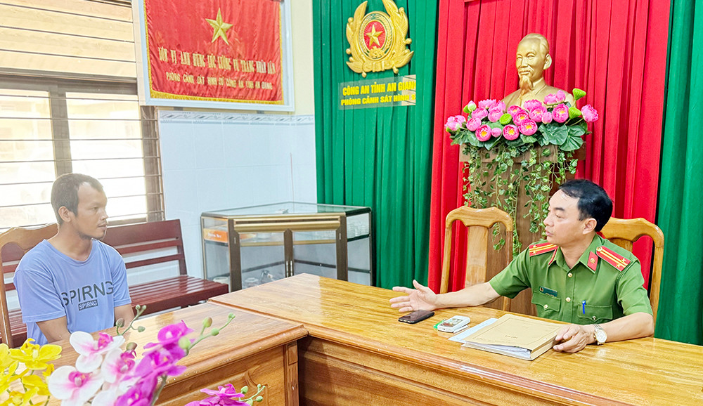 Chau Rách Tà Na tại cơ quan công an. Ảnh: PV. Chau Rách Tà Na tại cơ quan công an. Ảnh: PV.