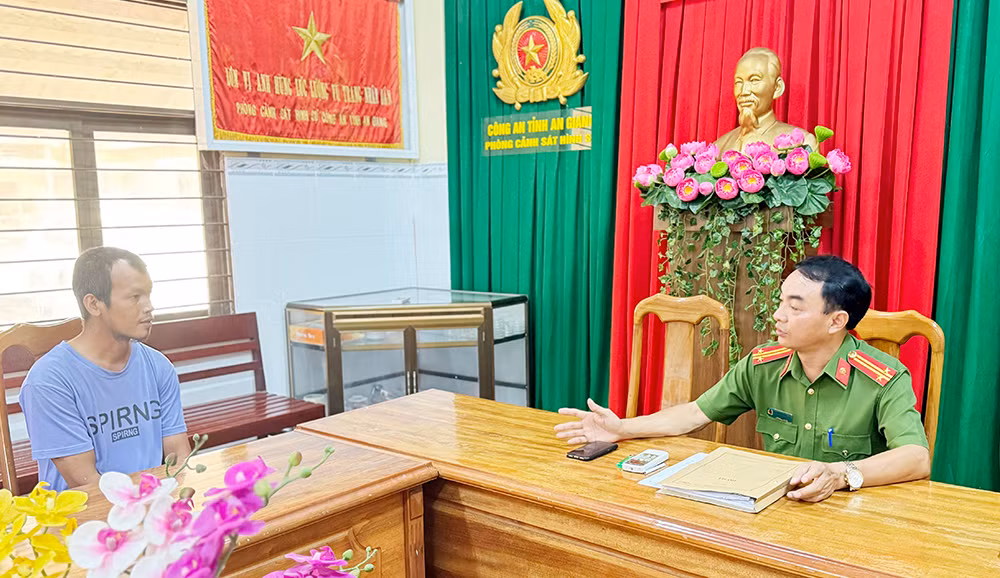 Chau Rách Tà Na tại cơ quan công an. Ảnh: PV. Chau Rách Tà Na tại cơ quan công an. Ảnh: PV.