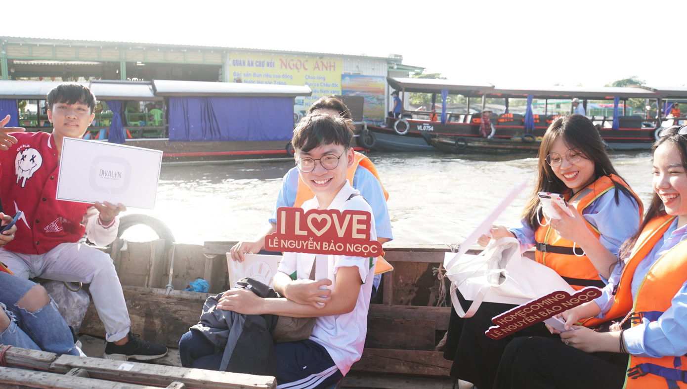 Nhiều bạn trẻ mang theo băng rôn, khẩu hiệu để cổ vũ và chào đón Bảo Ngọc trở về quê nhà.