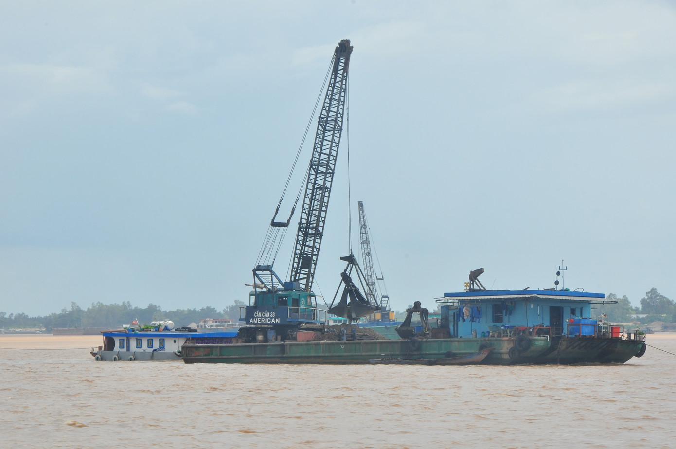 Khai thác cát trên sông Tiền, đoạn địa phận tỉnh Đồng Tháp. Ảnh: Hòa Hội. Khai thác cát trên sông Tiền, đoạn địa phận tỉnh Đồng Tháp. Ảnh: Hòa Hội.