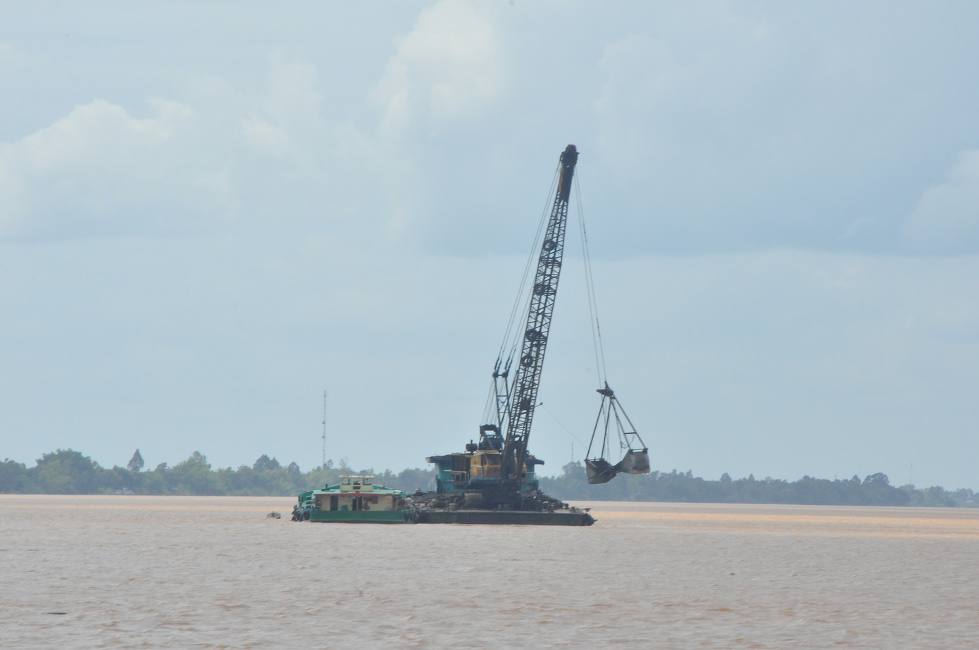 Khai thác cát trên sông Tiền, địa phận tỉnh Đồng Tháp. Ảnh: Hòa Hội. Khai thác cát trên sông Tiền, địa phận tỉnh Đồng Tháp. Ảnh: Hòa Hội.