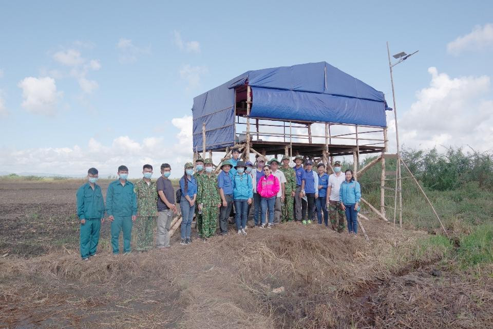 Anh Huỳnh Duy Thanh, Bí thư Thành đoàn Châu Đốc cho biết, nhằm chia sẻ khó khăn của cán bộ, chiến sĩ các chốt phòng, chống dịch COVID - 19, tuổi trẻ thành phố đã tích cực triển khai nhiều hoạt động, tuyên truyền đến người dân phòng dịch, cũng như tuyên truyền 5K, phát khẩu trang... . Đồng thời, còn thường xuyên tổ chức thăm, hỗ trợ các chiến sỹ biên phòng làm nhiệm vụ ở biên giới. Ngoài ra, còn hỗ trợ, trang bị hệ thống chiếu sáng ở các chốt giúp chiến sỹ thuận tiện hơn trong việc tuần tra, kiểm soát.
