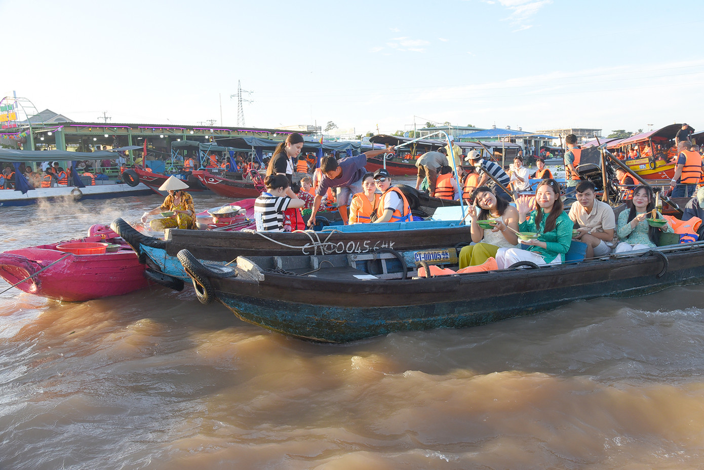 Khách du lịch khám phá miệt sông nước miền Tây. Ảnh: Hòa Hội