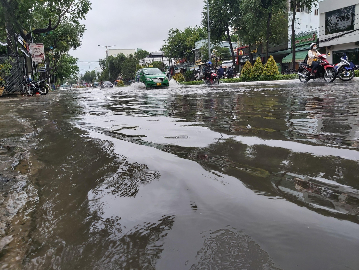 Đường Trần Văn Hoài chìm trong nước. - Ảnh: Hòa Hội