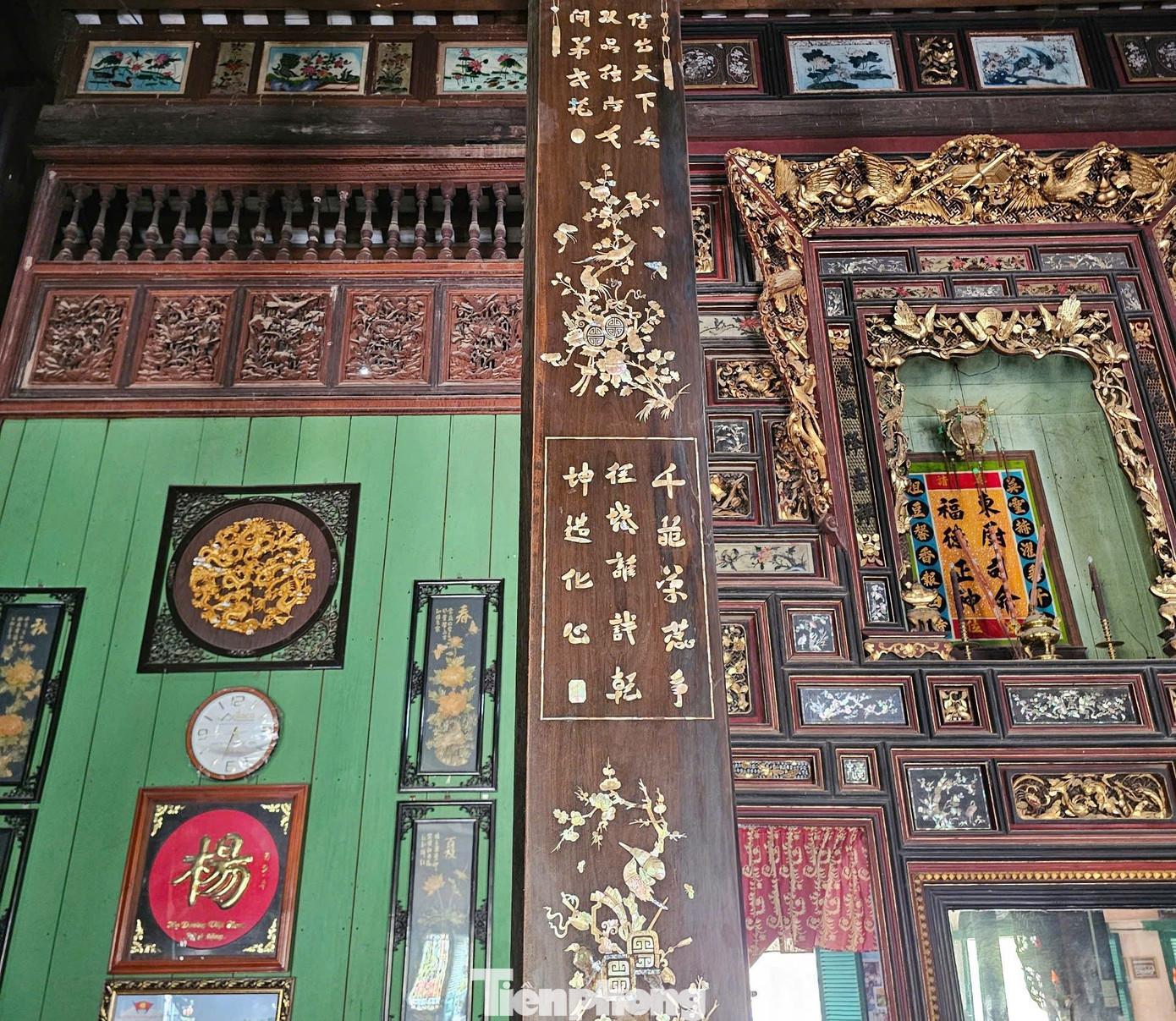 Nhà giữa gồm 5 gian, 3 gian trong được bố trí làm nơi thờ tự, các bàn hương án, khánh thờ, liễn đối đều bằng gỗ khảm xà cừ. Ảnh: Hòa Hội.