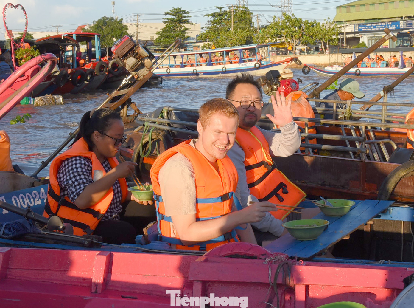 Khách quốc tế tham quan chợ nổi Cái Răng. Ảnh: Hòa Hội.