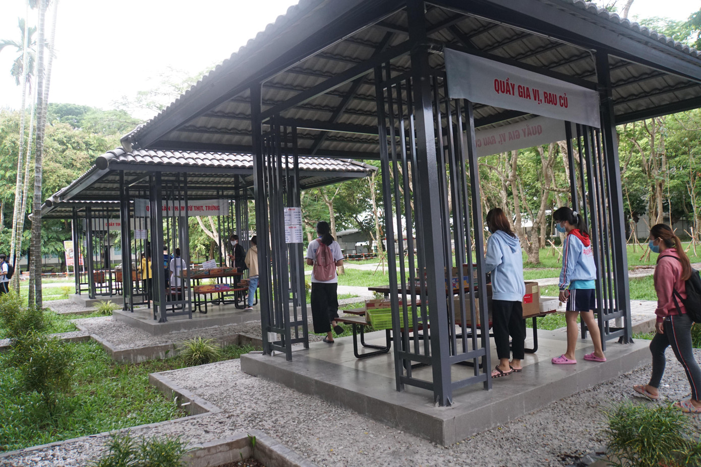 Bạn Nguyễn Thị Kiều Tiên, sinh viên năm 2 ngành công nghệ thực phẩm cầm trên tay bọc gạo, bịch đường, ít trứng gà, xúc xích vừa rời khỏi khu chợ. Tiên có thể nhận thêm vài món nữa trong phạm vi cho phép nhưng em chỉ lấy những thứ mình cần và nhường phần cho bạn khác khó khăn hơn. Tiên cho biết, trong tình hình dịch nhiều bạn không về quê được, ở đây cũng không đi làm thêm, vì thế Đoàn trường hỗ trợ các phần quà rất cần thiết cho sinh viên trong thời gian này. Tiên quê Trà Vinh, nguồn thu nhập chính của cha mẹ từ đi làm thuê nhưng giờ nơi gia đình cô tình hình dịch cũng đang căng thẳng, không làm ra tiền để gửi lên; còn bản thân Tiên trước đây ở Cần Thơ cũng làm thêm ở quán cà phê nhưng giờ dịch bùng phát, đã nghỉ làm. Bạn Nguyễn Thị Kiều Tiên, sinh viên năm 2 ngành công nghệ thực phẩm cầm trên tay bọc gạo, bịch đường, ít trứng gà, xúc xích vừa rời khỏi khu chợ. Tiên có thể nhận thêm vài món nữa trong phạm vi cho phép nhưng em chỉ lấy những thứ mình cần và nhường phần cho bạn khác khó khăn hơn. Tiên cho biết, trong tình hình dịch nhiều bạn không về quê được, ở đây cũng không đi làm thêm, vì thế Đoàn trường hỗ trợ các phần quà rất cần thiết cho sinh viên trong thời gian này. Tiên quê Trà Vinh, nguồn thu nhập chính của cha mẹ từ đi làm thuê nhưng giờ nơi gia đình cô tình hình dịch cũng đang căng thẳng, không làm ra tiền để gửi lên; còn bản thân Tiên trước đây ở Cần Thơ cũng làm thêm ở quán cà phê nhưng giờ dịch bùng phát, đã nghỉ làm.